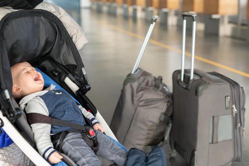 Ein Flugzeug musste umkehren, nachdem eine Mama der Crew mitteilte, dass sie ihr Kind am Flughafen vergessen hatte