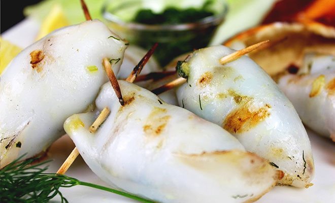 Rezept: Gegrillte Tintenfischtuben mit Fenchel Kräuterfüllung