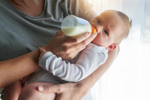 Betrüger tauschen Babynahrung mit Mehl aus, woraufhin Säuglinge Magenbeschwerden bekamen
