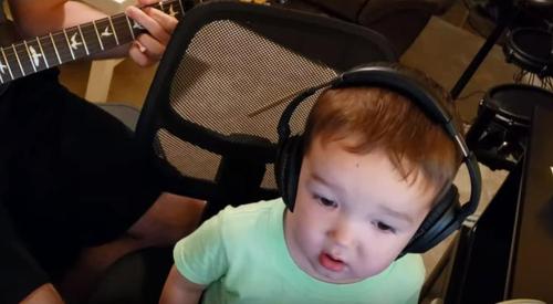 2 Jahre alter Junge schnappt sich das Mikrofon des Vaters, um Elvis-Klassiker zu singen und lässt die Herzen der Zuschauer schmelzen