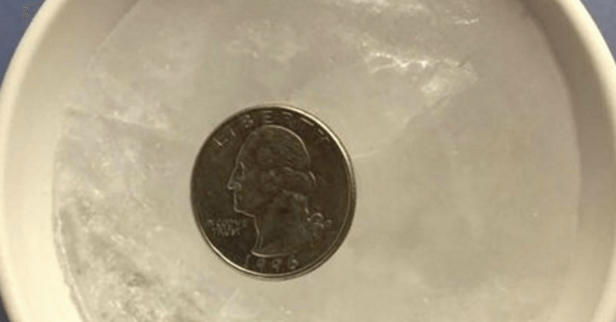 Trick vor dem Urlaub: Münze auf gefrorenes Wasser legen.