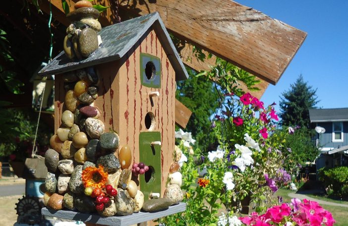 Locken Sie die Vögel in den Garten mit diesen 8 kreative Vogelhäuser.