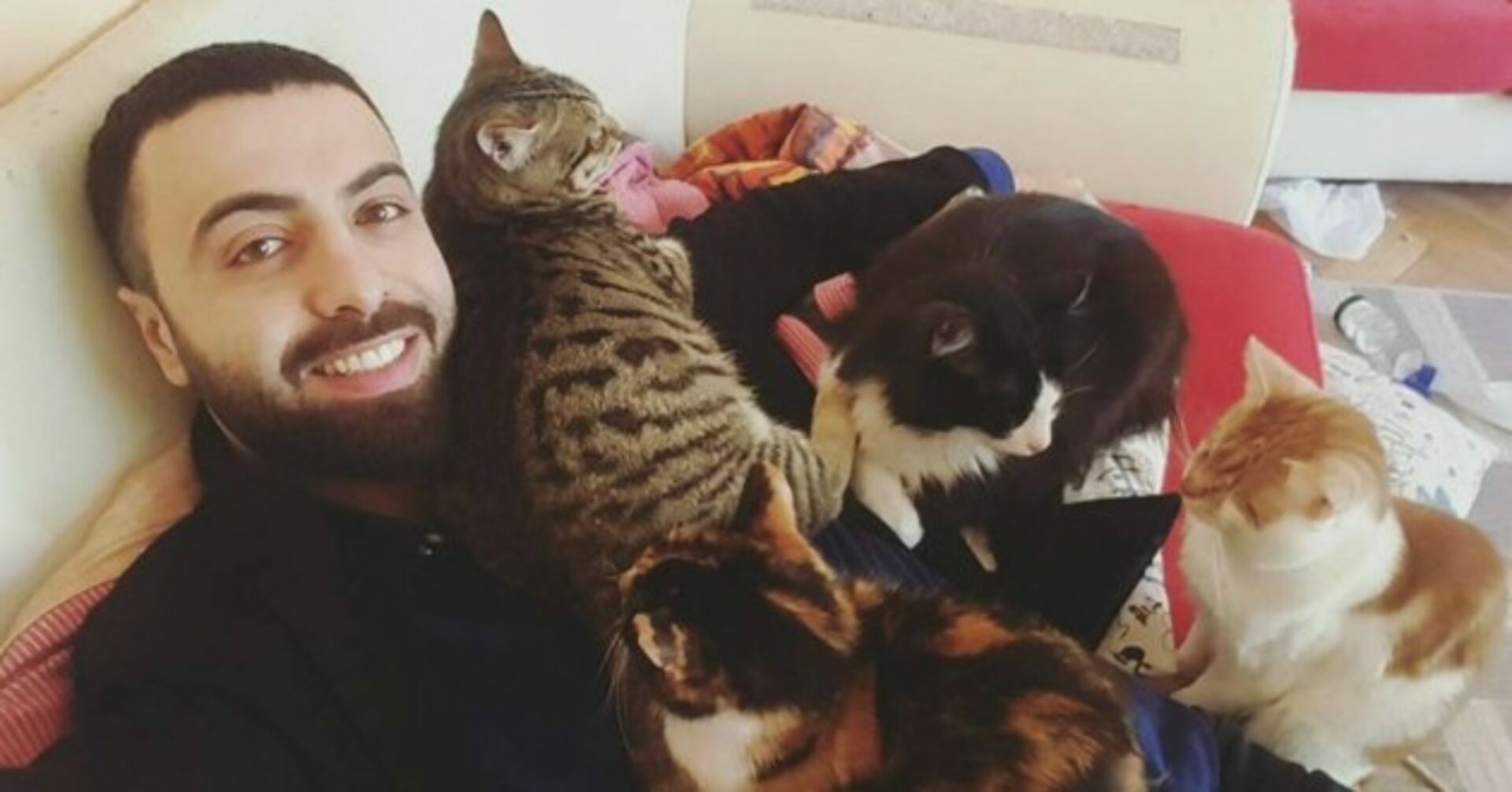 Er schenkt behinderten Kätzchen ein Zuhause: Wie sie ihm danken, ist pure Magie