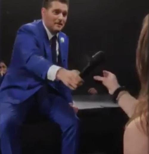 Michael Bublé übergibt während eines Konzerts das Mikrofon an einen Fan und ist überwältigt, als sie anfängt zu singen