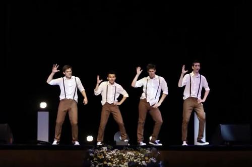 Vier talentierte Teenager grooven erst zu einem 60er Jahre Song und zeigen dann in der nächsten Minute ihre fantastischen Dance-Moves