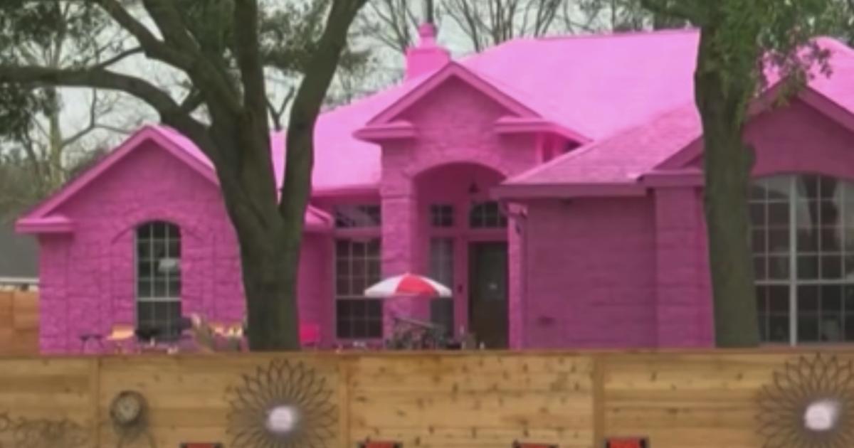 Mann aus Texas versteht nicht, wieso die Nachbarn ein Problem mit seinem grell pinken Haus haben