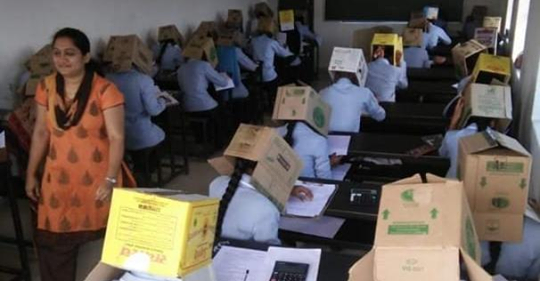 Prüfung mit Karton auf dem Kopf: So will eine indische Schule ihre Schüler vom Schummeln abhalten