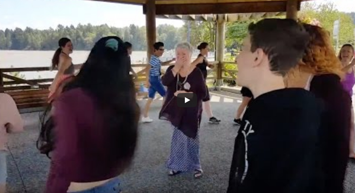 Überraschung! Enkel organisiert Flash-Mob für 85-jährige Großmutter.