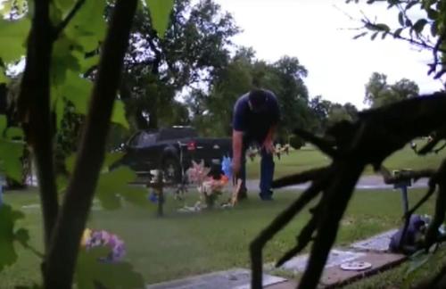 Kamera zeichnet auf, wie älterer Mann Gegenstände von Grab eines Säuglings stiehlt