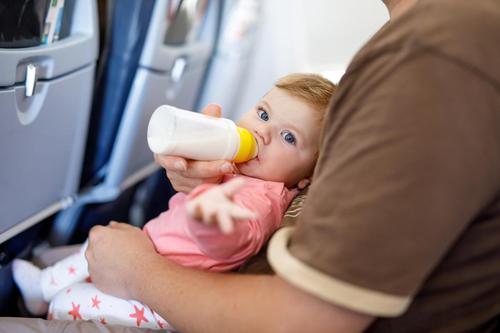 Die Fluggesellschaft erlaubte einem Papa und seinem Neugeborenen nicht, das Flugzeug zu boarden. Dann bietet eine ältere Dame an, sie bei sich unterzubringen