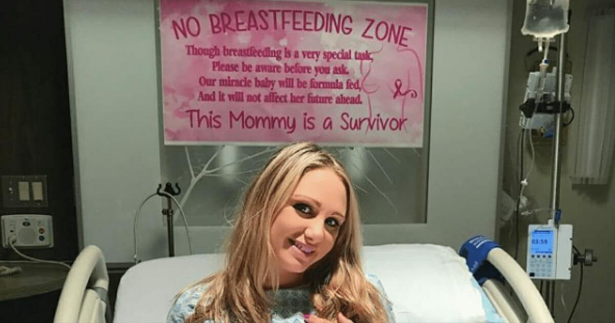 Junge Mutter hängt nach der Geburt Schild über ihr Krankenhausbett, das erklärt, warum sie nicht stillt