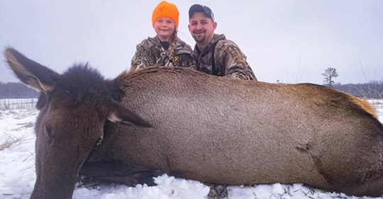 Achtjährige erschießt 180 Kilogramm schweren Elch und bekommt dafür viel Lob von ihrem Vater