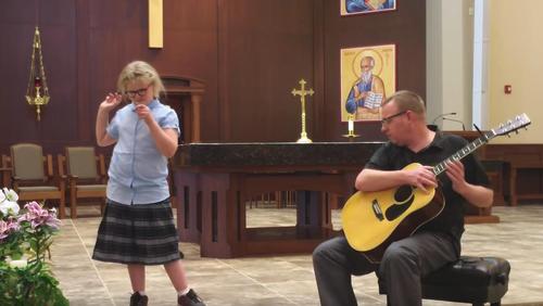 Ein 7-jähriges Mädchen singt in der Kirche ein einzigartiges Cover von Hallelujah und beeindruckt die Leute