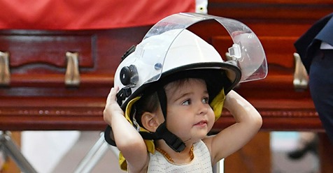 Emotionale Beerdigung von australischem Feuerwehrmann: Tochter (1) trägt Papas Helm & weicht nicht von seiner Seite