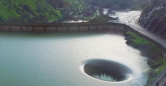 Ein neugieriger Mann steuert seine Drohne in ein Loch in Lake Berryessa, Kalifornien