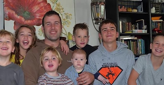 Witwer und Vater von 7 Kindern zu Tränen gerührt nachdem er 9.000€ von einem anonymen Spender erhielt