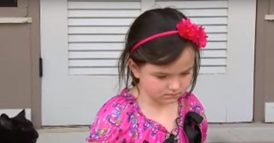 Ein junges Mädchen darf nicht mehr in den Kindergarten, weil sie mit einem Stock gespielt hat