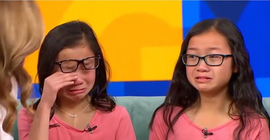 Junge Zwillingsmädchen, die bei der Geburt getrennt wurden, erleben ein herzliches Wiedersehen live im Fernsehen