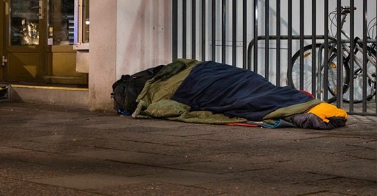 Nürnberg: Unbekannte geraten mit Obdachlosen in Streit, schlagen und treten ihn – klauen seinen Rucksack