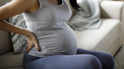 Mutter gebärt einzelnen Jungen und einen Monat später findet Ärztin ungeborene Zwillinge in einer zweiten unentdeckten Gebärmutter