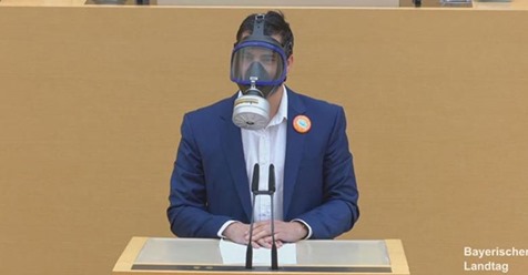 Mit Gasmaske am Rednerpult: AfD Politiker provoziert Bayerischen Landtag