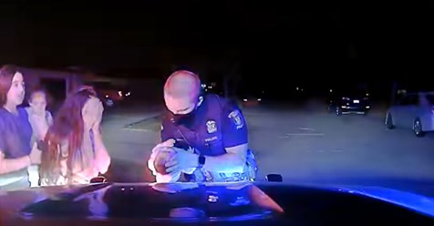Polizist belebt Säugling mitten auf Straße wieder & rettet ihn vor dem Ersticken