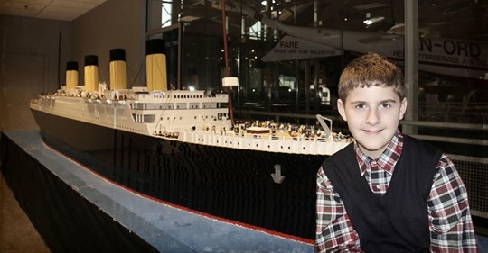 Autistischer Junge überwindet Hindernisse und baut das größte Lego Modell der Titanic