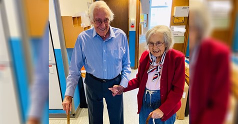 61 Jahre Ehe & gemeinsam Corona besiegt: Älteres Ehepaar Händchen haltend aus Klinik entlassen