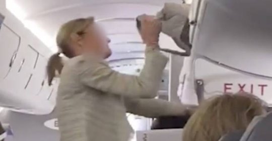 Weil sie keinen Mundschutz tragen will: Frau wird aus Flugzeug geschmissen