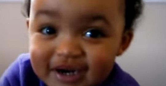 Musikfans sollten hören, wie ein 17 Monate altes Mädchen ihrem Vater 'Amazing Grace' vorträgt