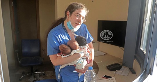 Krankenschwester beschützt drei Neugeborene in Katastrophe