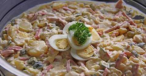 Dieser köstliche und traditionelle deutsche „Kartoffelsalat“ steht im Handumdrehen auf dem Tisch!
