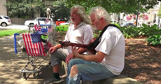 Obdachloser sing 'Halleluja' auf der Straße und Passanten können nicht anders, als stehenzubleiben und zuzuhören