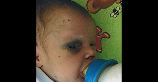 Baby kämpft um sein Leben, nachdem Mutter es verprügelt hat, um auf ein Date zu gehen – Ausgang unsicher