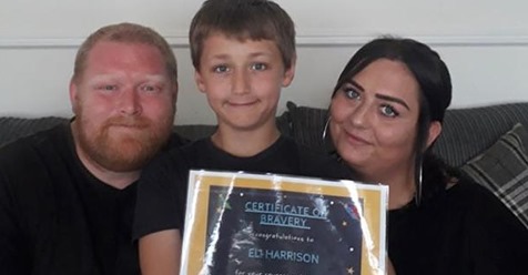 England: 11 jähriger Eli rettet kleines Kind aus Meer, das kurz vor dem Ertrinken war – wird dafür als Held gefeiert