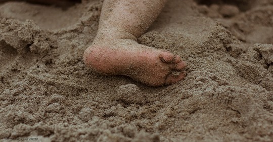 Kleiner Junge (†11) beim Spielen von Sandhaufen begraben: Wiederbelebung der Familie scheitert