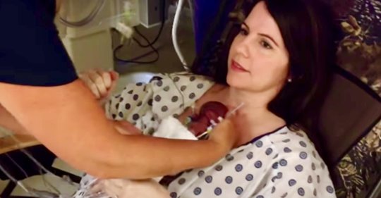 Mutter hält ihr 340 Gramm schweres Baby zum ersten Mal im Arm