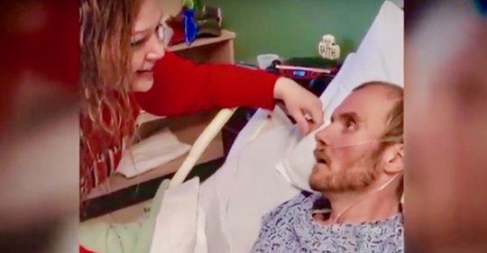 Ein todkranker Ehemann sieht dabei zu, wie seine Frau im Krankenhaus neben ihm sitzend  Amazing Grace  singt