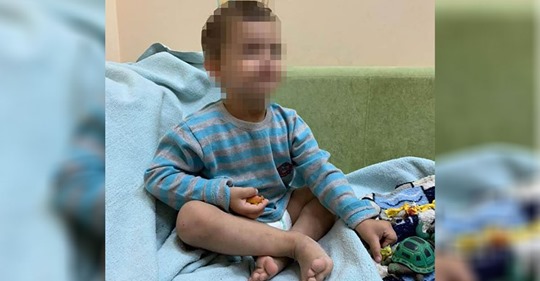 Junge (3) kaute auf Plastiktüte: Mutter lässt Sohn tagelang alleine in schmutziger Wohnung