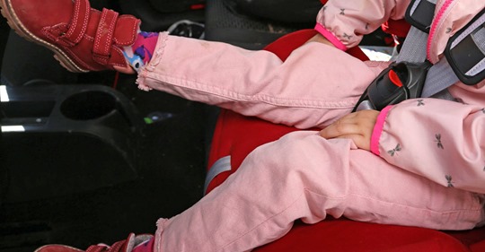 Fast 35 Stunden pro Woche: Kind wartet im Auto - Eltern zocken in Spielhalle!