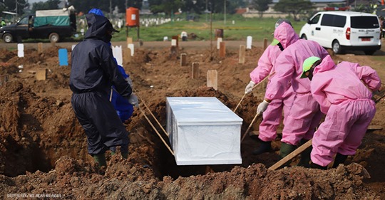 Maskenverweigerer müssen fortan Gräber von Corona Toten in Indonesien ausheben