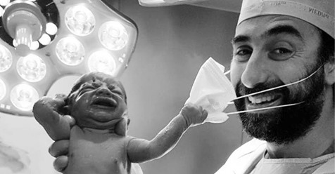 Zeichen der Hoffnung: Neugeborenes Baby zieht Arzt Gesichtsmaske vom Mund