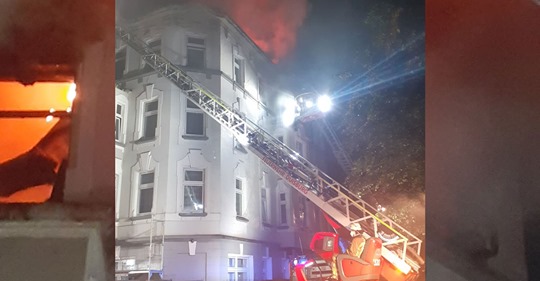 Feuerwehr während Löscharbeiten mit Eiern beworfen – Kinderzimmer stand in Flammen