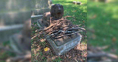 Menschen bringen Stöcke zu Friedhofsstatue: Sie gedenken einem Hund, der vor 100 Jahren starb