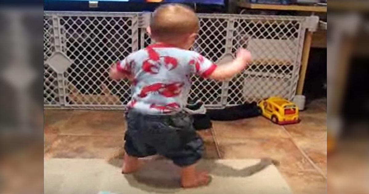 Ein Baby hört, wie sein Lieblingssong angemacht wird – und seine Tanzbewegungen werden die Zuschauer sehr zum Lachen bringen