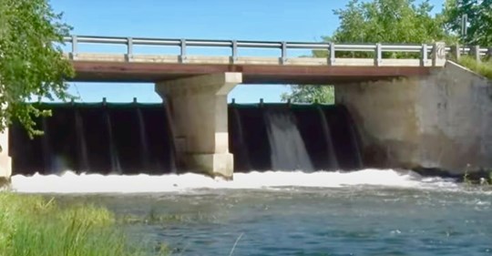 Eine 18 jährige Heldin ertrinkt, nachdem sie drei kleine Kinder vor gefährlichen Gewässern in der Nähe des Damms gerettet hat