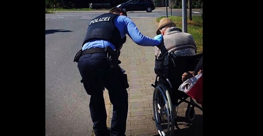 Hessen: Polizisten helfen hilflosem Rollstuhlfahrer (90) – er weist ihnen die Richtung, bis zum Grab seiner Frau