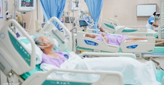 Feuer auf Intensivstation: Zehn schwerkranke Corona Patienten verbrennen in Flammen