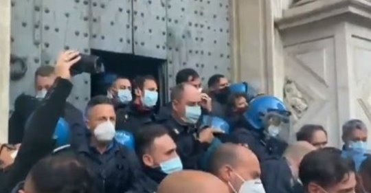 Corona-Demo in Italien: Polizisten halten zum Volk und nehmen Helme ab