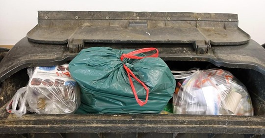 In Plastiktüte weggeworfen : Passanten finden völlig abgemagerten Welpen im Müll
